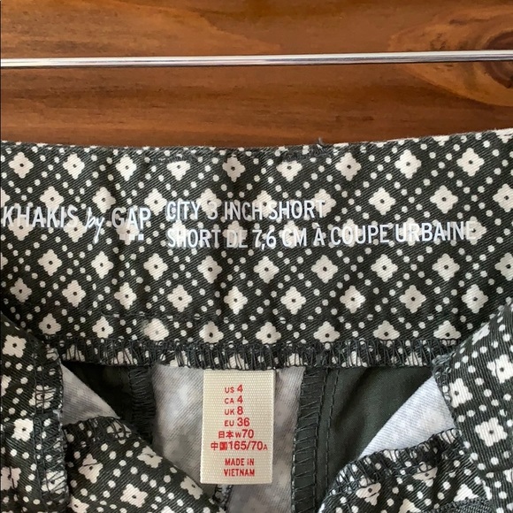 GAP Khakis Shorts in Green with Pattern - Picture 3 of 5